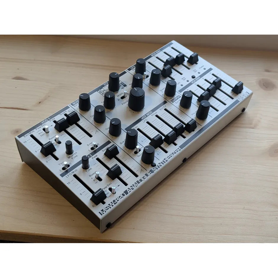 Synthesizer Michigan Synth Works MSW-820, λοξή όψη