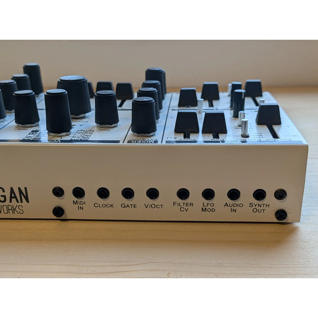 Πίσω πάνελ Michigan Synth Works MSW-820 με υποδοχές MIDI, CV και ήχου