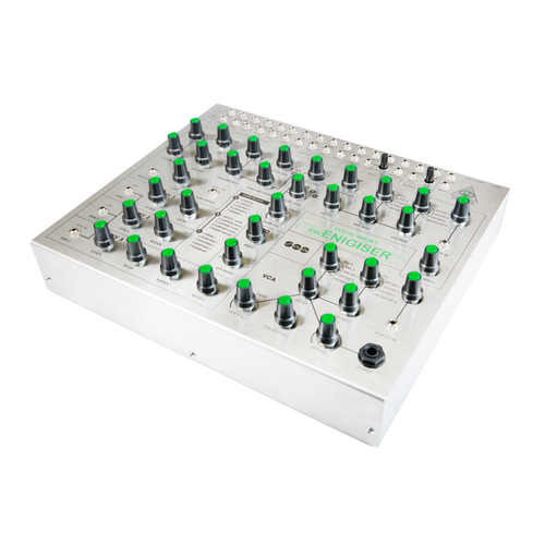Αναλογικό synthesizer swEnigiser με ασημί πάνελ, λοξή όψη