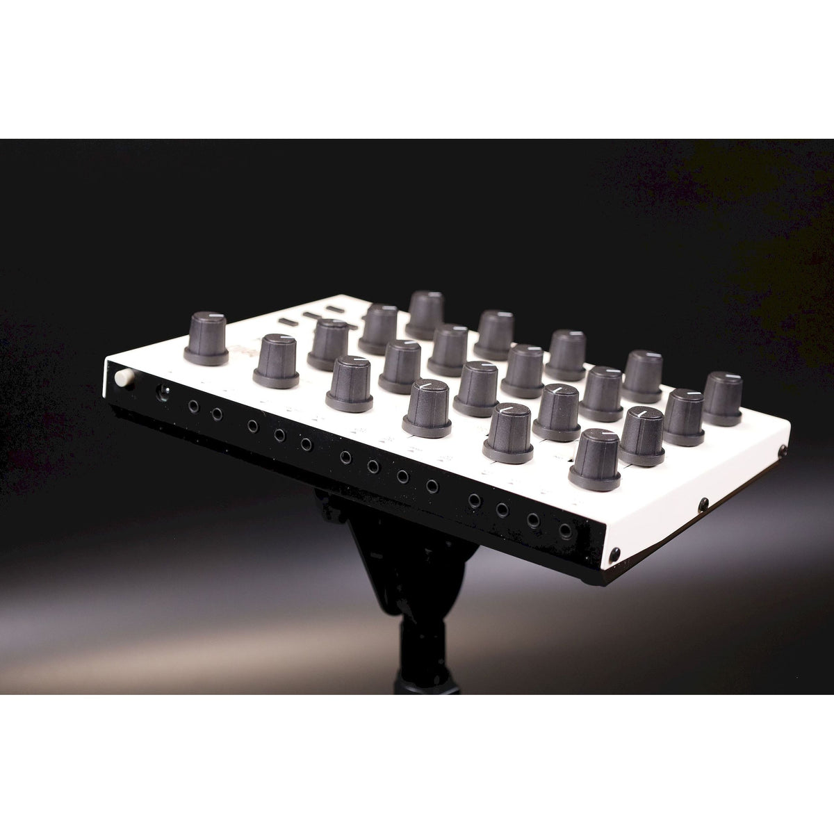 Synthesizer Michigan Synth Works Bella, πίσω πάνελ